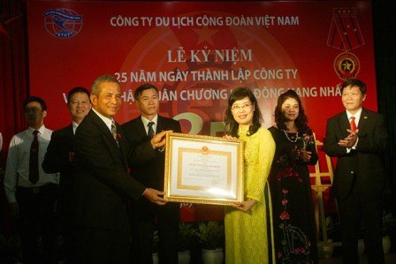 Ông Đặng Ngọc Tùng – UV BCH TW Đảng, Chủ tịch Tổng Liên đoàn Lao động Việt Nam đã trao tặng Huân chương Lao động hạng Nhất cho Lãnh đạo Công ty Du lịch Công đoàn Việt Nam